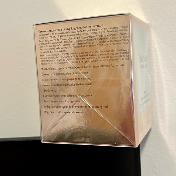 RE-NUTRIV
ULTIMATE LIFT REGENERATING YOUTH MOISTURIZER CREME RICH - Picture 5 of 9